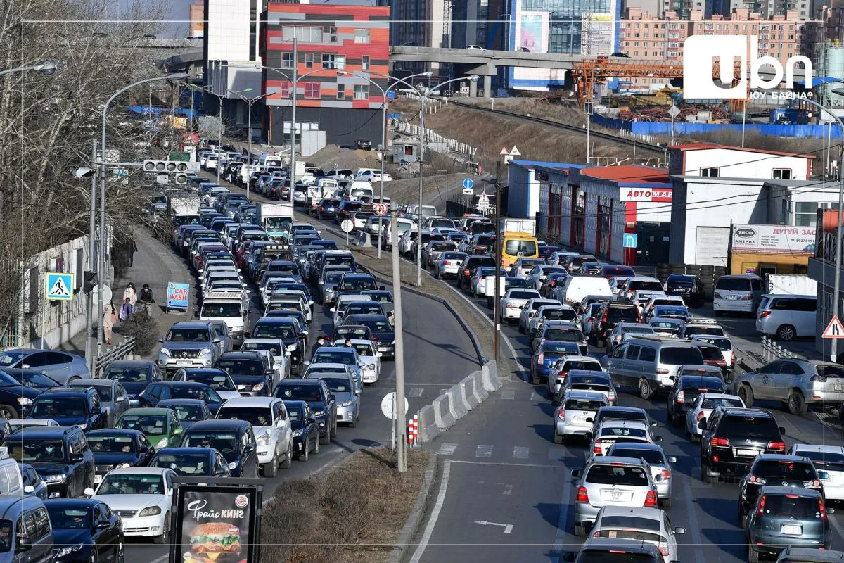 Орон нутгийн автомашинууд нийслэлд 48 цагаас хэтэрвэл хоногийн 5000 төгрөгийг төлнө. Эсвэл хотын захад байгаа зогсоолуудад машинаа тавиад нийтийн тээврээр үйлчлүүлэх боломжийг бүрдүүлнэ