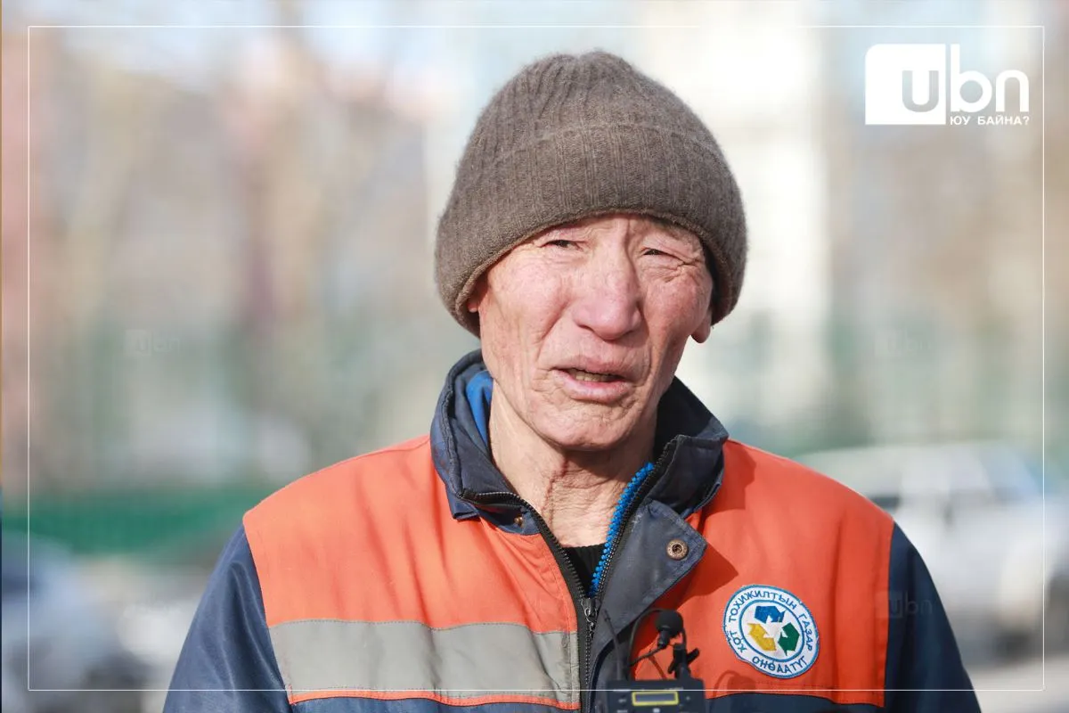 Н.Батмөнх: Бид 06:00 цагаас ажлаа эхэлж, явган хүний замыг шүүрдэж, гараар цэвэрлэдэг