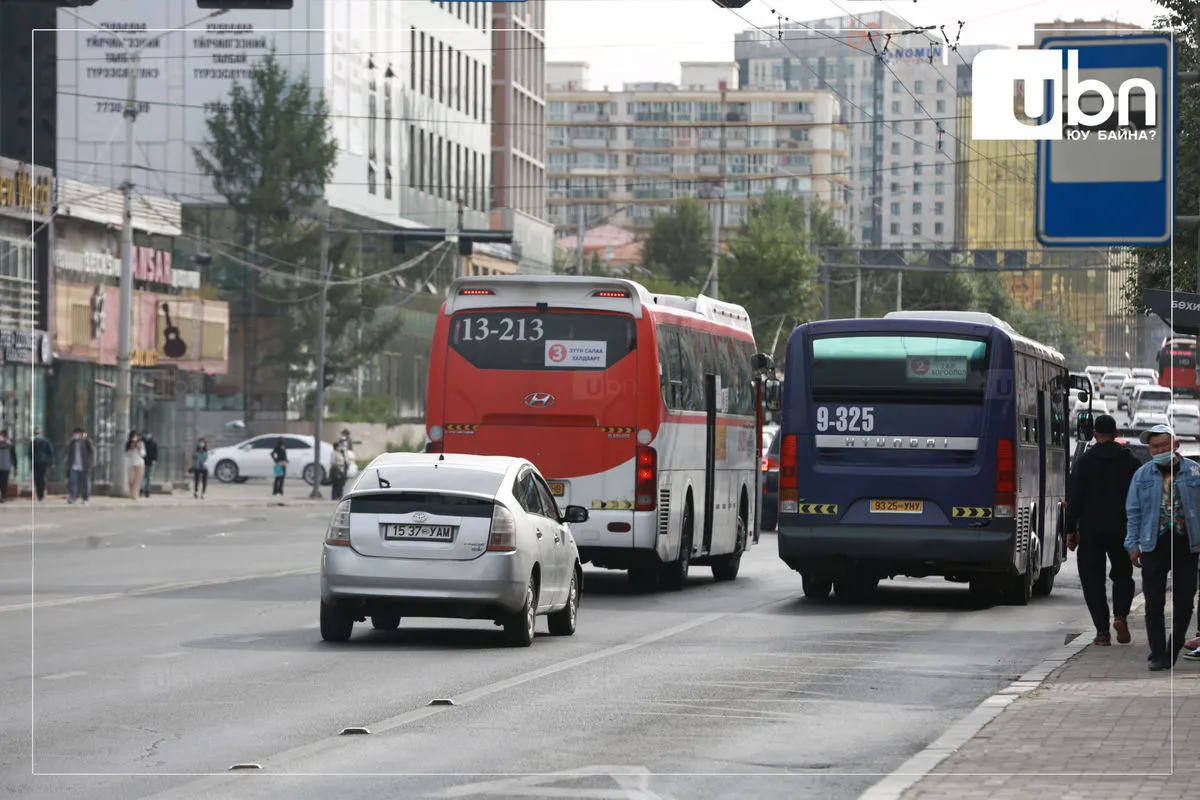 Автобусны буруу талаас орж толио шүргүүлсэн автомашины жолооч зорчигчид руу дайрч, гомдол гаргажээ