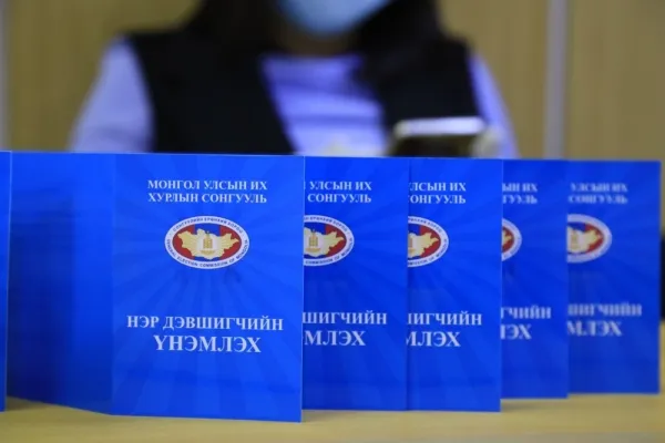 НИТХ-ын шинэ төлөөлөгчид үнэмлэхээ гардан авлаа