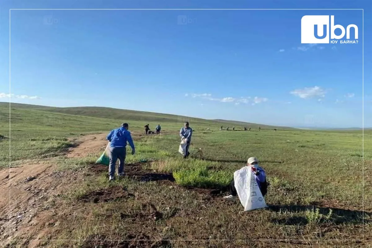 Туул голын хогийг цэвэрлэж байна