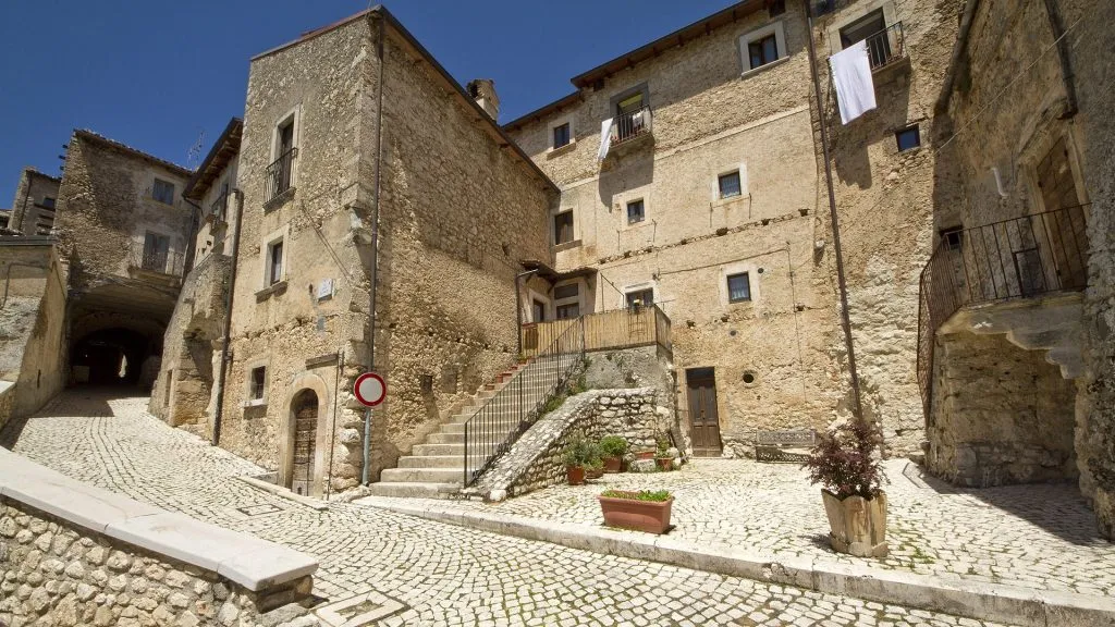 legacy:upload/images/ni/2020/10/31/1919px-67020_Santo_Stefano_di_Sessanio_AQ_Italy_-_panoramio_-_trolvag_9-1024x576-175032-2088741185.jpeg