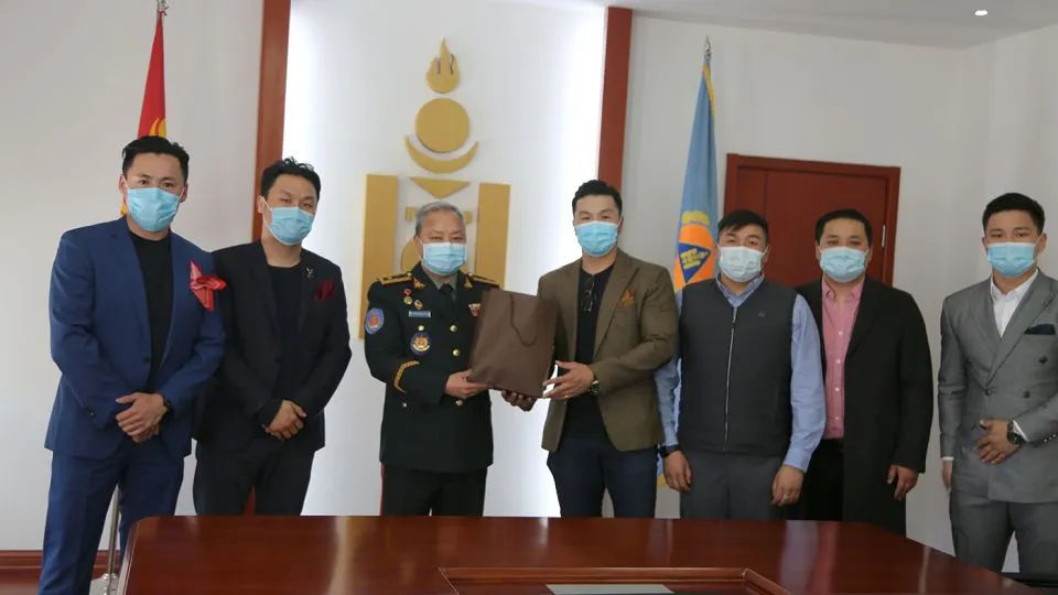 “Фантастик” продакшны уран бүтээлчид УОК-т 8 сая төгрөг хандивлалаа