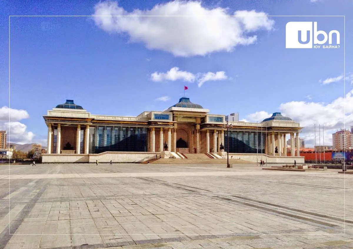 Мансууруулах төрлийн бодис хэрэглэсэн байж болзошгүй иргэн автомашинтайгаа төв талбайгаар хөндлөн гарчээ