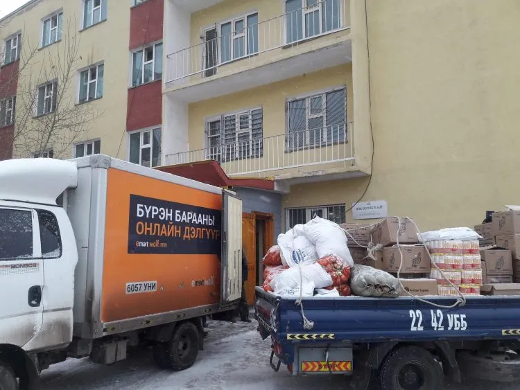 МУИС дотуур байрны оюутнуудаа хүнсээр хангажээ