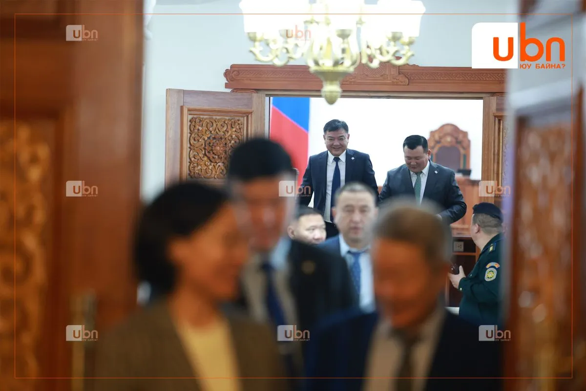 ЧУУЛГАН: Ерөнхийлөгчийн “УИХ-ын гишүүнийг эгүүлэн татах“ хуулийн санал хураалтыг маргаашийн 10.00 цаг хүртэл хойшлууллаа