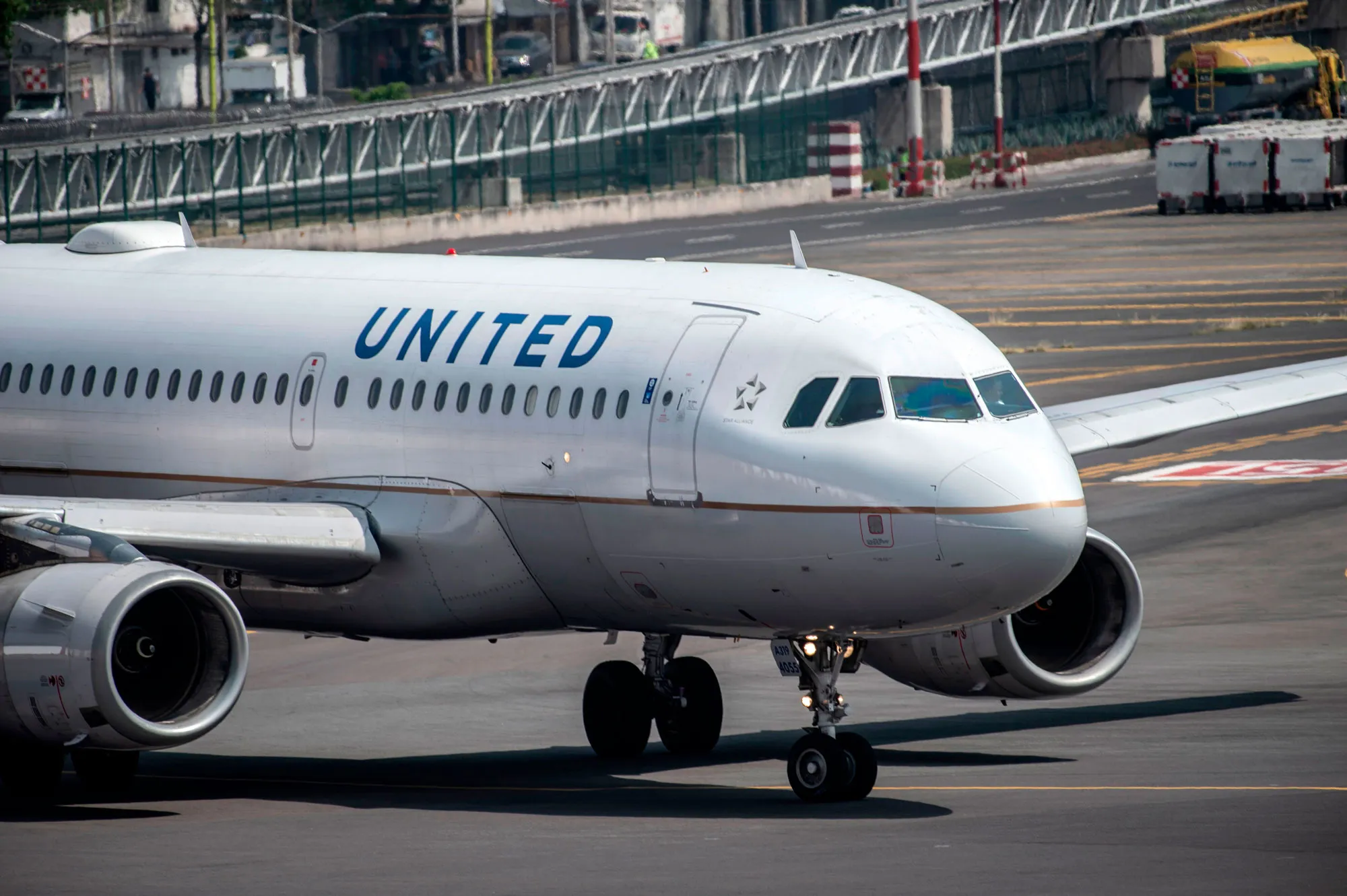 "United airlines" Нью-Йорк-Лондон чиглэлийн зорчигчдоо үнэгүй оношилно