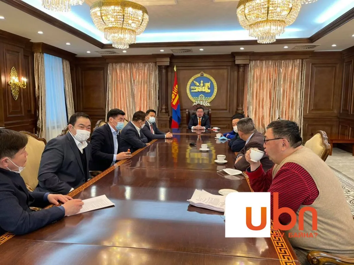 Шуурхай: Өлсгөлөн зарласан гишүүдийг багтаасан ажлын хэсэг Төрийн ордонд уулзлаа